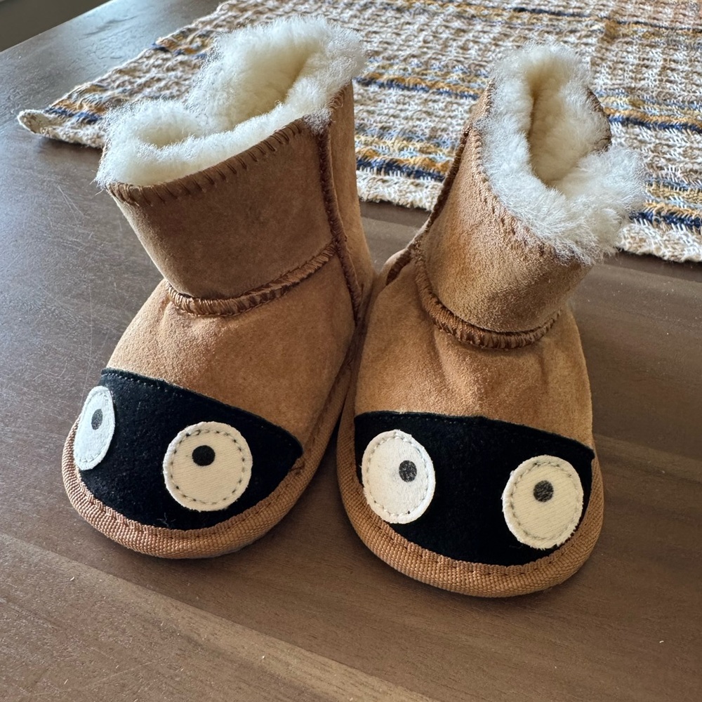 NWT Uggs Brown Baby Booties - size 1/2 baby